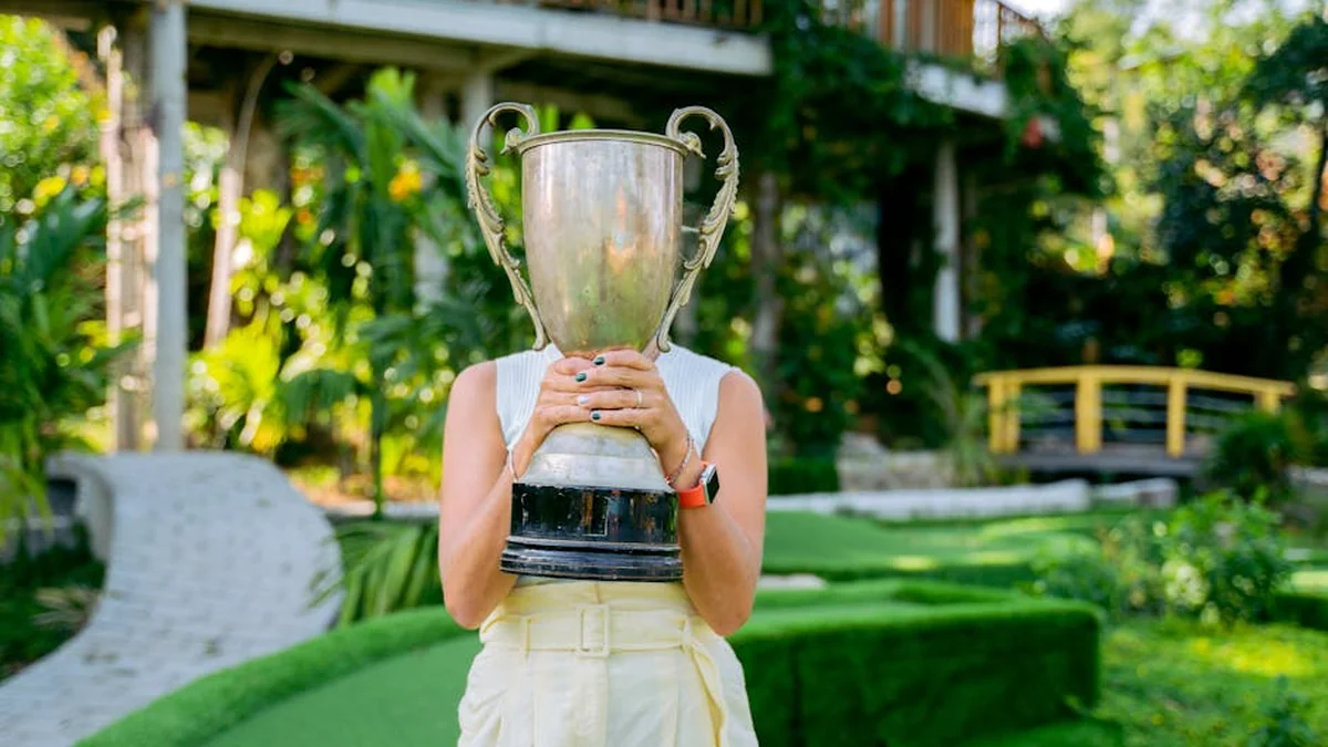 Crafts Three-Metre Replica of Giro d’Italia Trophy for Third Stage of Race