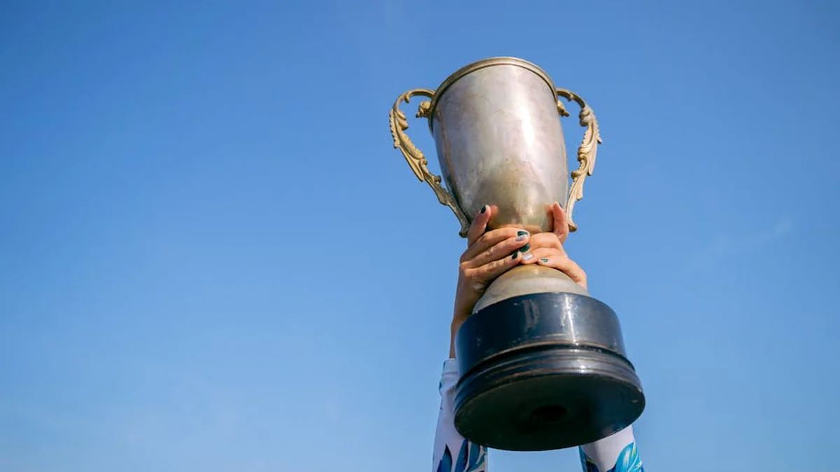 Crafts Three-Metre Replica of Giro d’Italia Trophy for Third Stage of Race