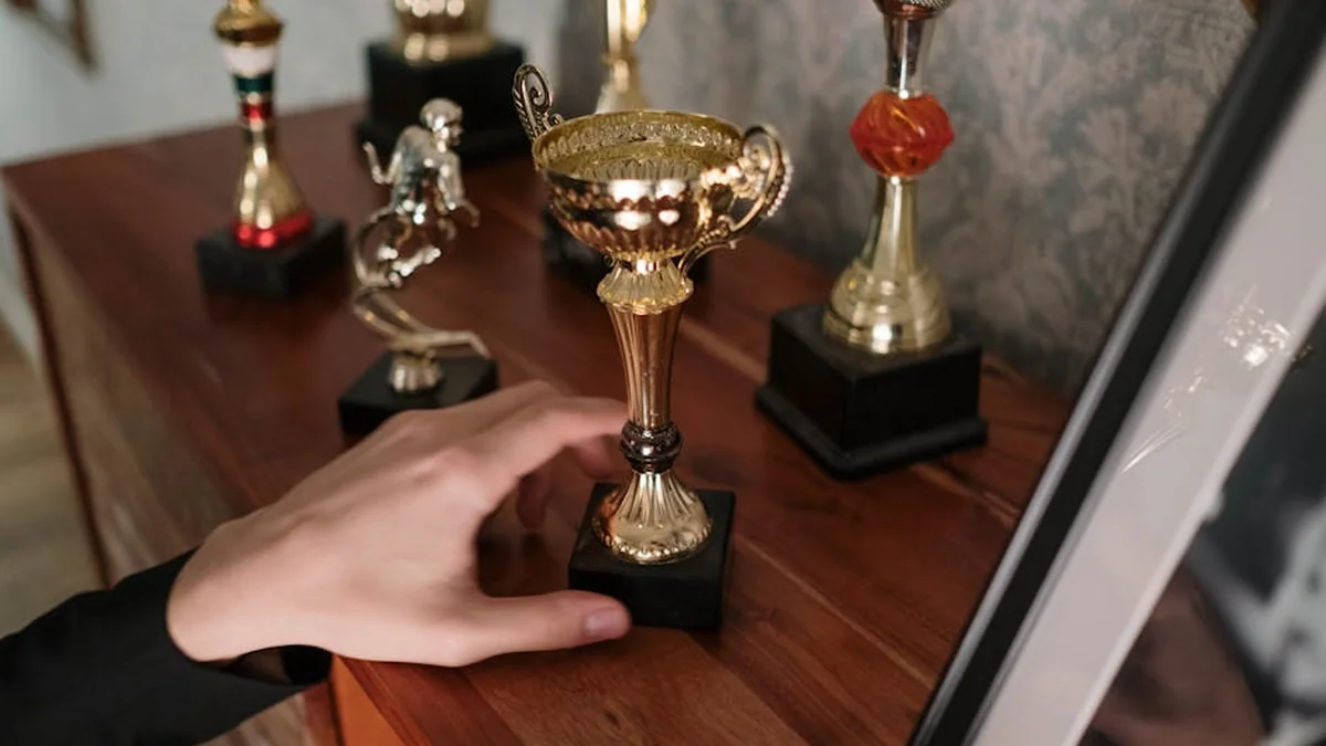 Crafts Three-Metre Replica of Giro d’Italia Trophy for Third Stage of Race