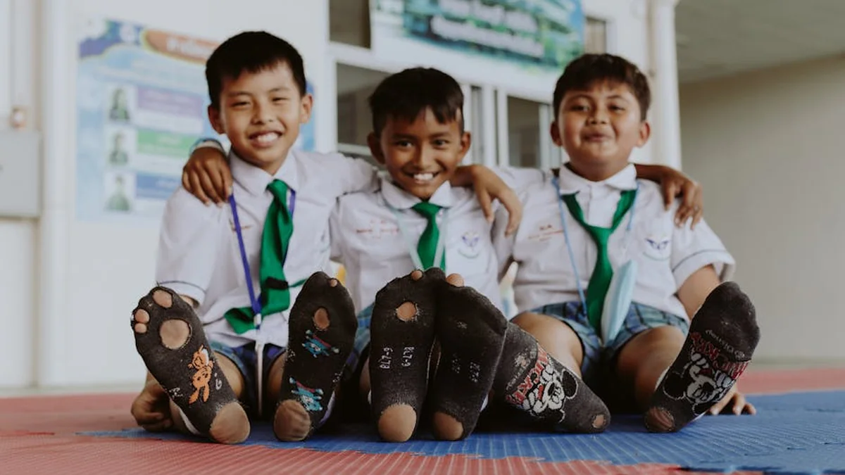 Students Walk “In the Footsteps of Heroes” to Mark 150th Anniversary of April Uprising