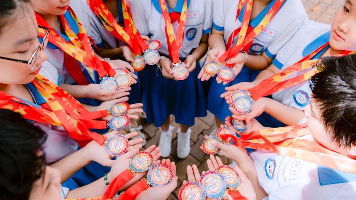 Students Walk “In the Footsteps of Heroes” to Mark 150th Anniversary of April Uprising